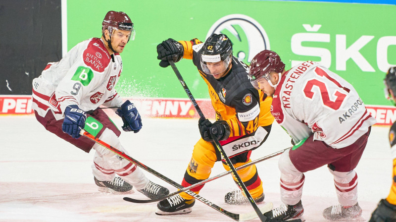 Krišjānis Rēdlihs un Renārs Krastenbergs cīņā ar Jasinu Elizu. Foto: imago images/ActionPictures/Scanpix