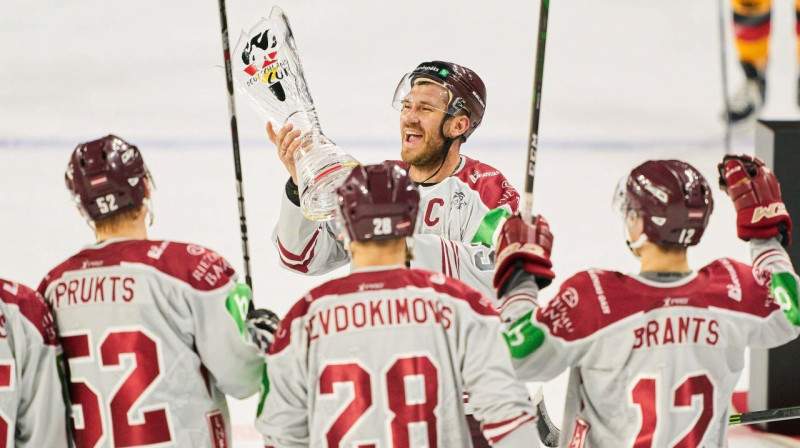 Mārtiņš Karsums un Latvijas izlases hokejisti. Foto: imago-images.de/Scanpix