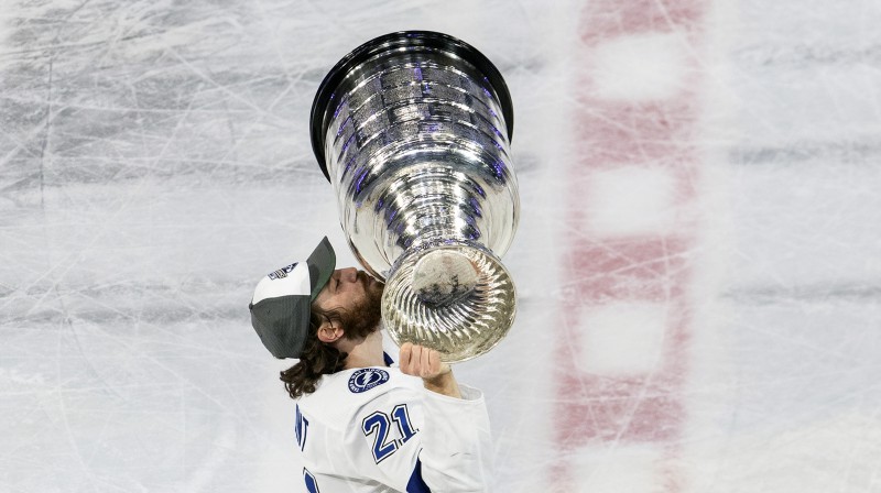 Breidens Points ar Stenlija kausu. Foto: AP/Scanpix