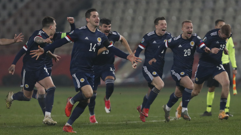 Skotijas izlases futbolisti līksmo par ilgi gaidīto iekļūšanu Eiropas čempionāta finālturnīrā. Foto: Darko Vojinovic/AP/Scanpix