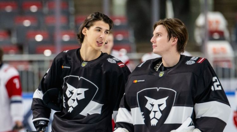 Antons SIņegubovs un Ēriks Vītols. Foto: Kaspars Volonts/HK Rīga