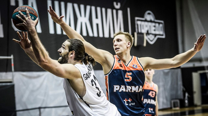 Mareks Mejeris aizsardzībā. Foto: nn-basket.ru