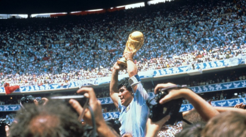 Djego Maradona ar Pasaules kausu 1986. gadā. Foto: EPA/Scanpix