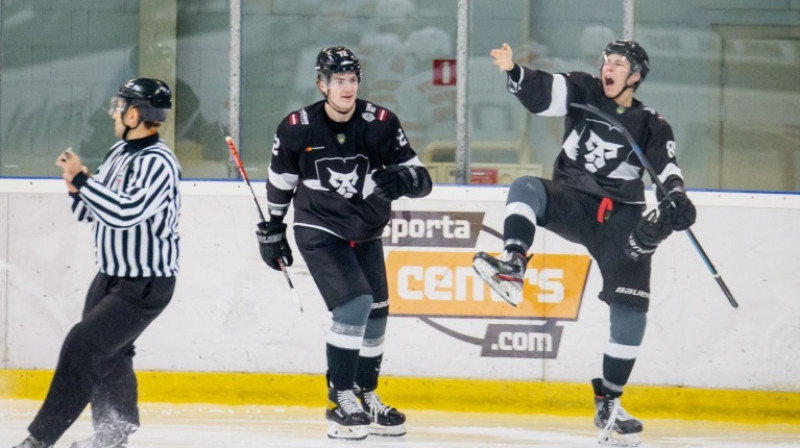 HK "Rīga" hokejisti svin vārtu guvumu. Foto: Kaspars Volonts/hkr.lv