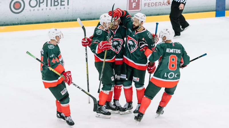 "Liepājas" hokejisti svin vārtu guvumu. Foto: HK Liepāja