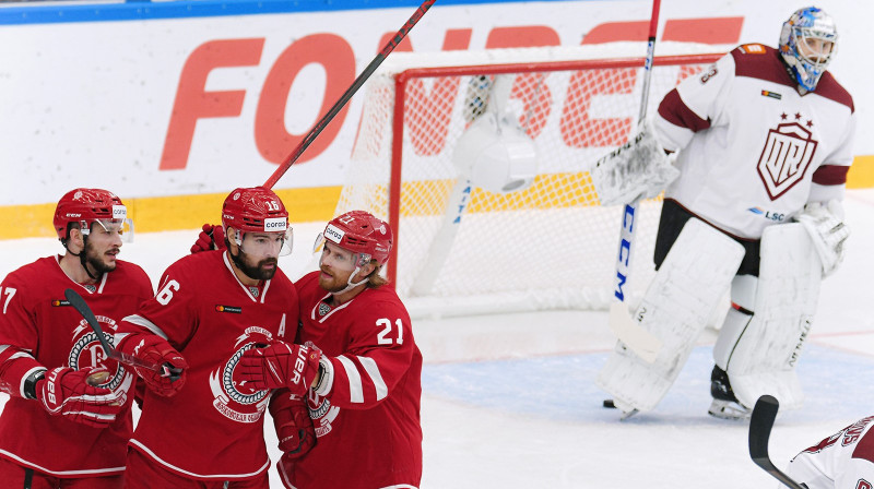 Kaspars Daugaviņš (vidū) ar partneriem. Foto: HC Vityaz