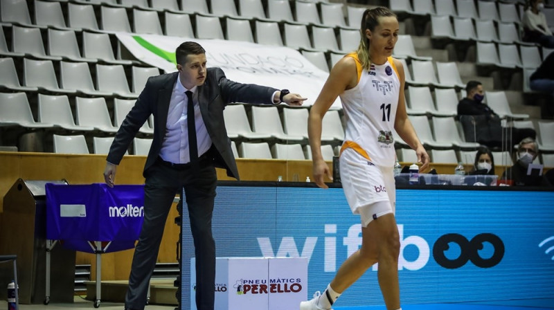 Mārtiņš Gulbis un Karlīne Pilābere 2020. gada 1. decembrī "Pavello Fontajau". Foto: FIBA