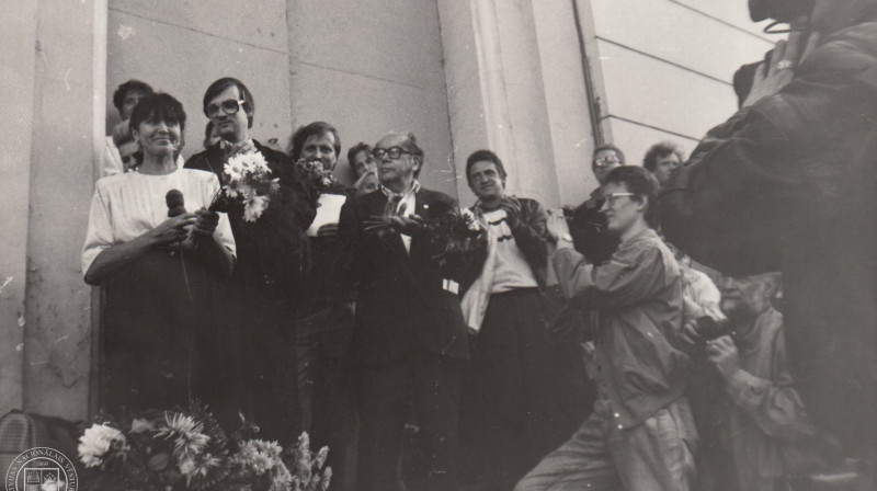 Pēc balsojuma par Latvijas Republikas konstitucionālo likumu pie mākslas muzeja "Arsenāls". 1991. gada 21. augusts. Fotogrāfs Laimonis Martinsons. LNVM krājums.