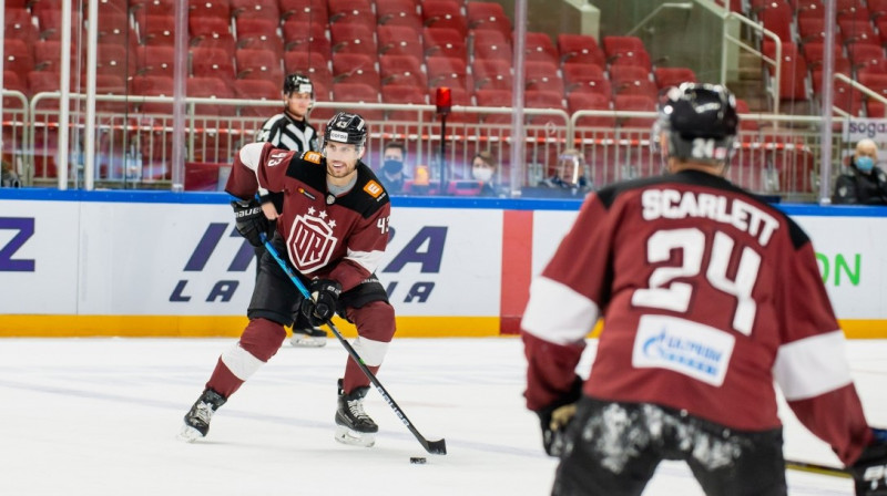 Ondžejs Vitāseks ar ripu. Foto: Kaspars Volonts/dinamoriga.lv