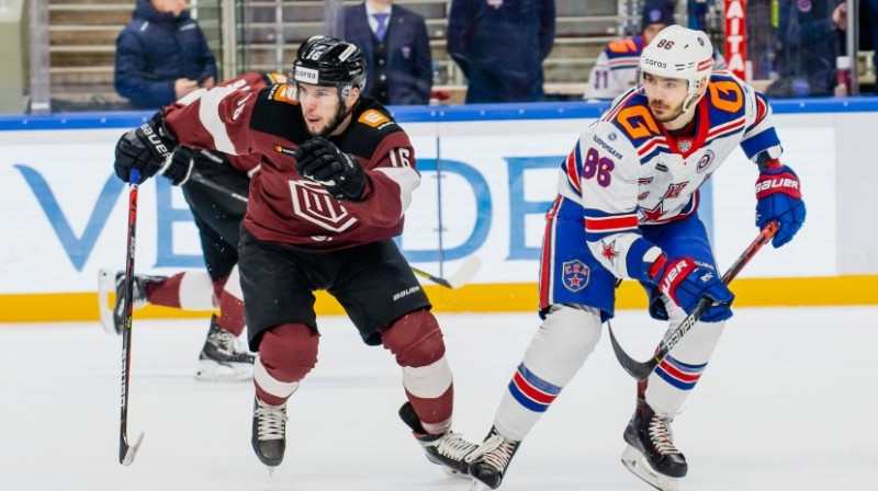 Mārtiņš Dzierkals dodas pēc ripas. Foto: Kaspars Volonts/dinamoriga.lv