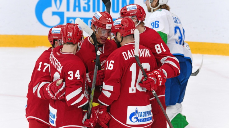 Kaspars Daugaviņš kopā ar komandas biedriem. Foto: Vityaz.ru