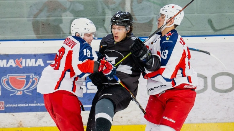 Mikus Mintautišķis (Nr. 61) Maskavas "Krasnaya Armiya" hokejistu ielenkumā. Foto: Kaspars Volonts/hkr.lv