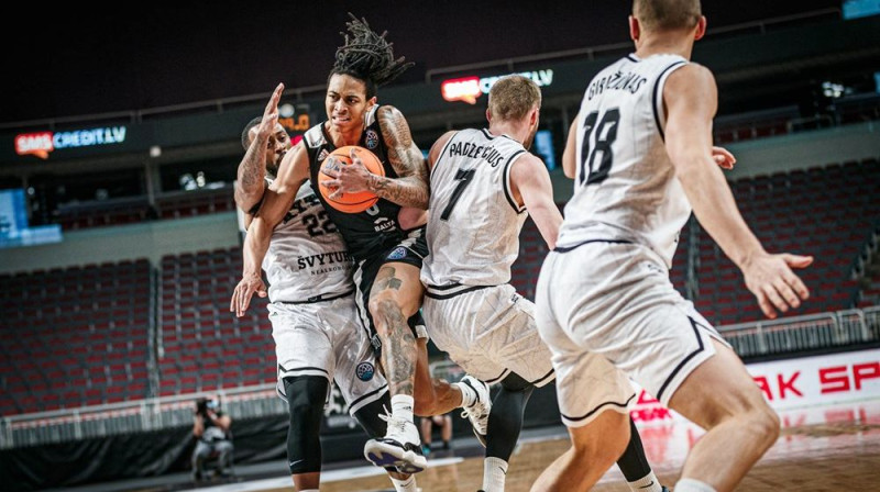 Kails Olmens caurgājienā. 
Foto: championsleague.basketball