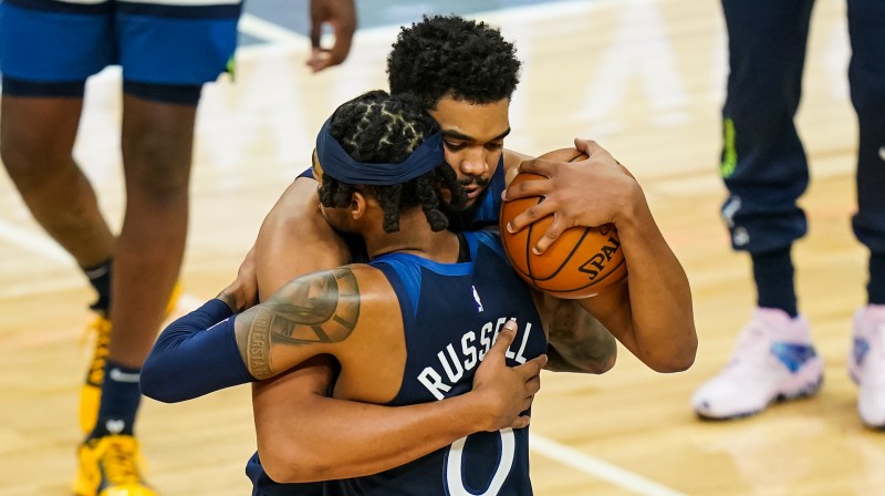 Kārls Entonijs Taunss un D'Endželo Rasels. Foto: USA Today Sports/Scanpix