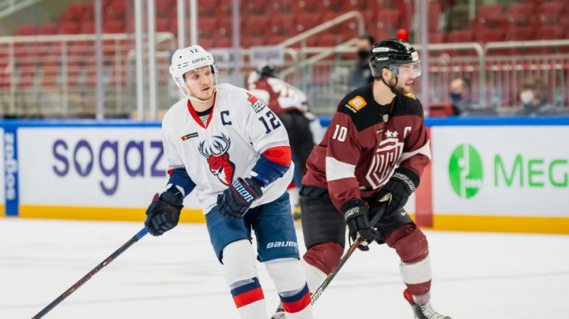 Abu komandu kapteiņi mačā Rīgā - Antons Šenfelds un Lauris Dārziņš. Foto: Kaspars Volonts/dinamoriga.lv