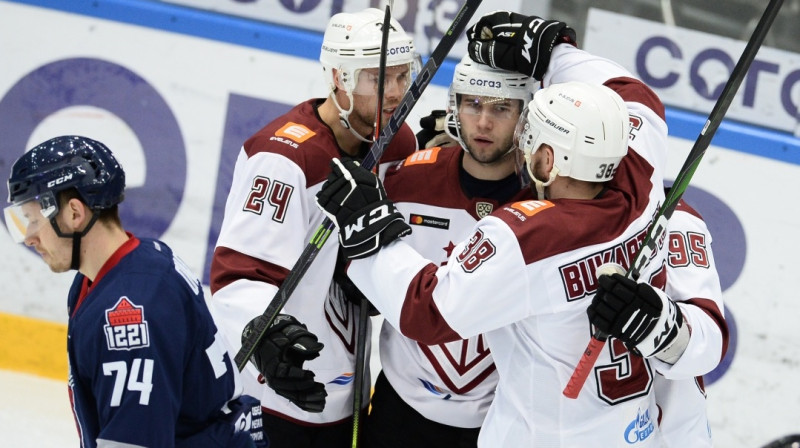 Rīgas "Dinamo" hokejisti svin pirmo vārtu guvumu. Foto: dinamoriga.lv