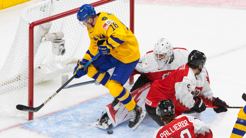 Lukass Reimonds cenšas apspēlēt Sebastianu Vranešicu / Foto: PA Images/Scanpix