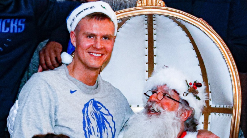 Kristaps Porziņģis un Ziemassvētku vecītis. Foto: Mavericks