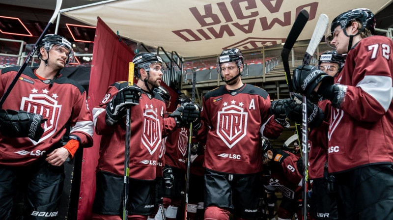 Mikam Indrašim (centrā) tikšanās ar savu bijušo komandu. Foto: Raimonds Volonts/dinamoriga.lv