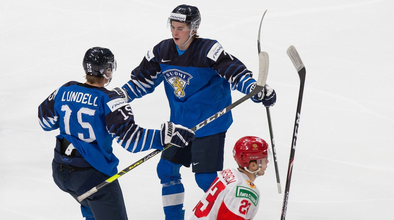 Somijas U20 izlases hokejisti svin vārtu guvumu. Foto: Codie McLachlan/AFP/Scanpix