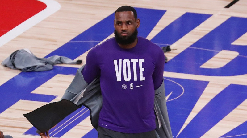 Lebrons Džeimss 2020. gada 9. oktobrī iesildījās kreklā ar uzrakstu "Vote" (balso). Foto: AFP/Scanpix