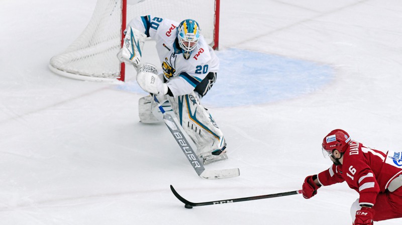 Soču vārtsargs un Kaspars Daugaviņš. Foto: HC Vityaz