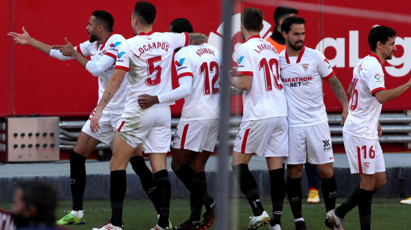 "Sevilla" futbolisti, atzīmējot En Nesiri "hat-trick"
foto: EPA/Scanpix.ee