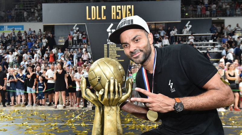 Tonijs Pārkers 2019. gada 25. jūnijā ar Francijas čempionu kausu. Foto: imago/Scanpix