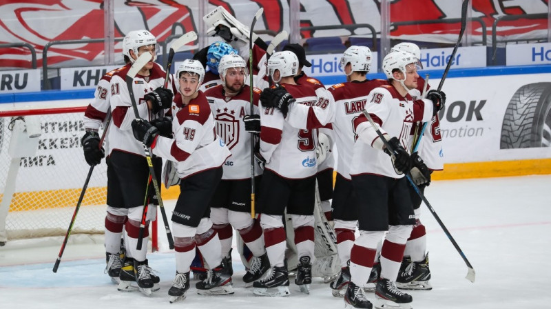 Roberts Bukarts (ar A uzšuvi) un Rīgas ''Dinamo'' komanda. Foto: Arturs Stabulnieks/dinamoriga.lv