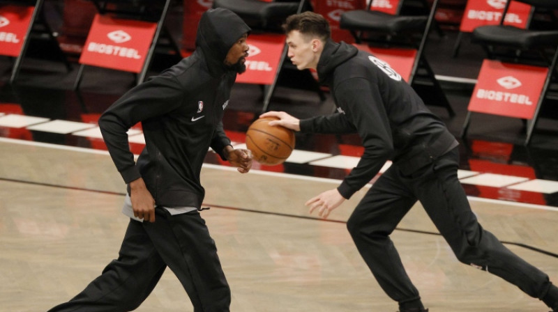 Kevins Durents un Rodions Kurucs dodas pretējos virzienos. Foto: AFP/Scanpix