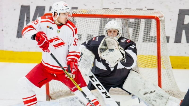Maskavas "Spartak" uzbrūk Mārča Gluzdas sargātajiem vārtiem. Foto: Kaspars Volonts/HK Rīga