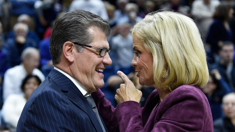 "UConn" treneris Džīno Oriemma un "Baylor" trenere Kima Malkija. Foto: ZUMApress/Scanpix