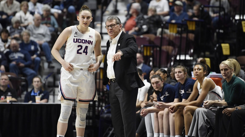 Džīno Oriemma un "UConn" poļu spēlētāja Anna Makurata 2020. gada 7. martā. Foto: AP/Scanpix