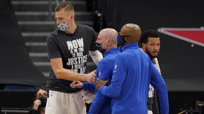 Kristaps Porziņģis cenšas savaldīt galveno treneri Riku Kārlailu, kurš tika izraidīts par divām tehniskajām piezīmēm. Foto: AP/Scanpix