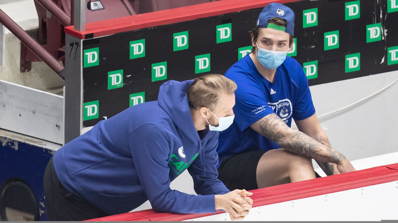 Vankūveras "Canucks" hokejisti Aleksanders Edlers un Džeiks Virtanens. Foto: The Canadian Press/PA Images/Scanpix