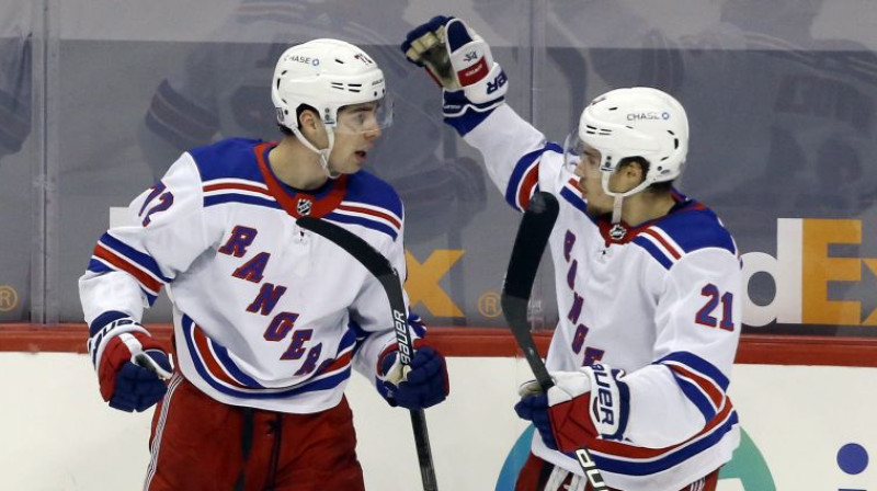 Filips Hitils (pa kreisi) un Brets Houdens. Foto: USA TODAY Sports/Scanpix