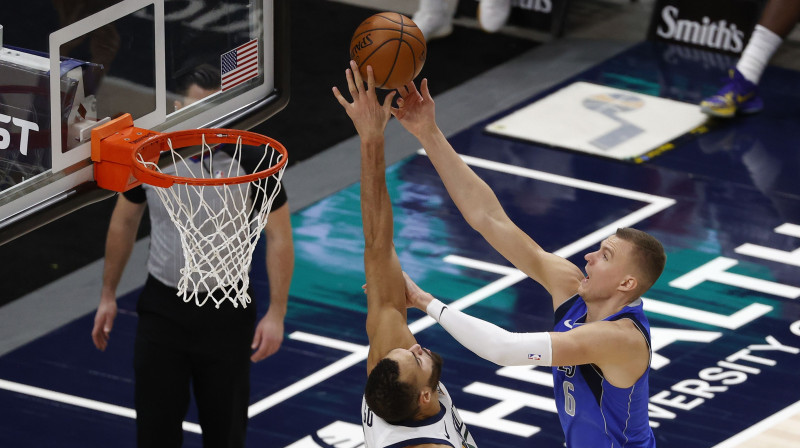 Kristaps Porziņģis pret Rudī Gobēru. Foto: USA Today Sports/Scanpix