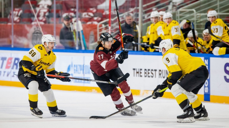Ernests Ošenieks spēlē pret ''Severstal''. Foto: Kaspars Volonts/dinamoriga.lv