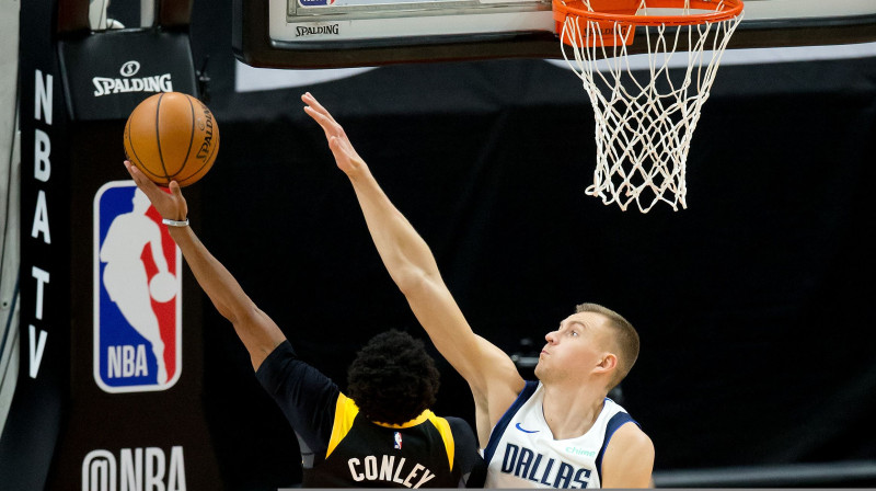 Kristaps Porziņģis pret Maiku Konliju. Foto: USA Today Sports/Scanpix