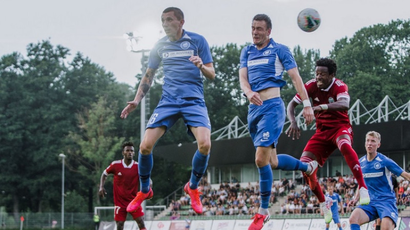 Aleksandrs Solovjovs un Vitālijs Jagodinskis augstā lidojumā. Foto: Toms Dreiblats.