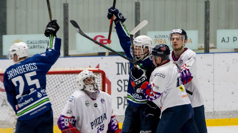 Ričards Grīnbergs ar komandas biedriem. Foto: Guntis Lazdāns/OHL