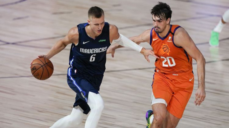 Kristaps Porziņģis un Dario Šaričs. Foto: AP/Scanpix