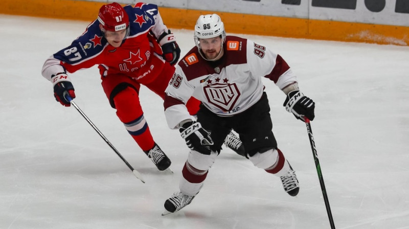 Rihards Bukarts cīņā pret Maskavas CSKA. Foto: Artūrs Stabulnieks/dinamoriga.lv