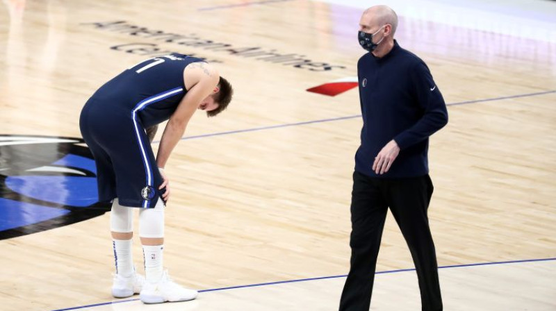 Luka Dončičs un Riks Kārlails. Foto: USA Today Sports/Scanpix