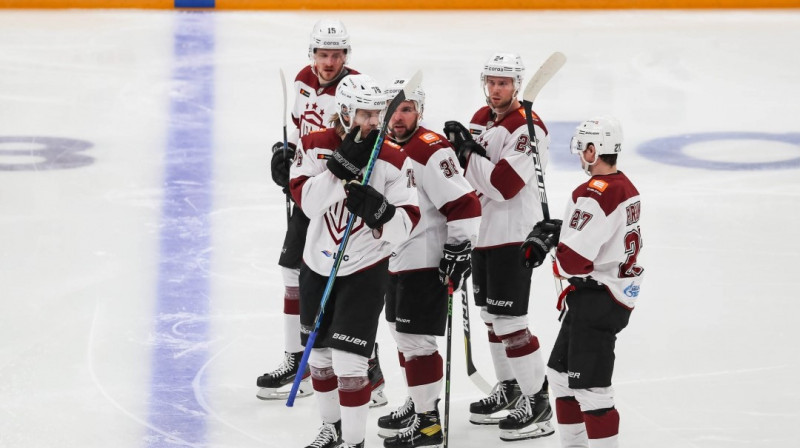 Rīgas ''Dinamo'' hokejisti, priekšplānā - Tonijs Sunds (nr. 76). Foto: Artūrs Stabulnieks/dinamoriga.lv