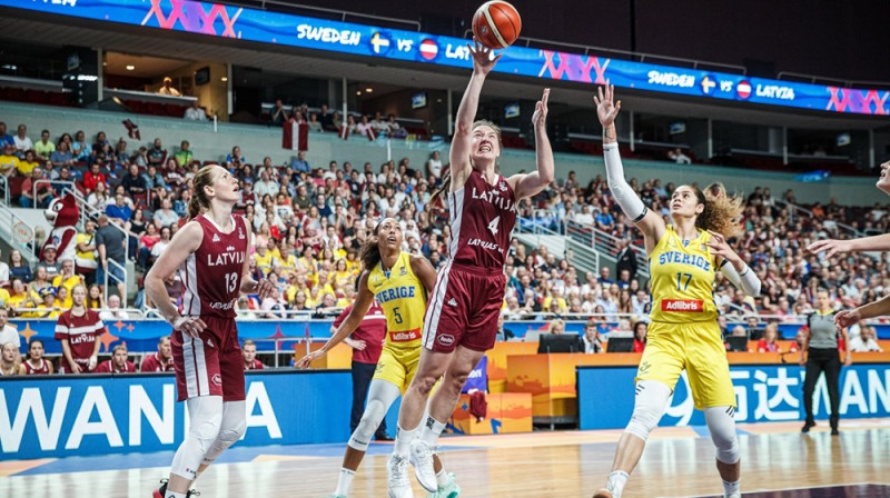 Paula Strautmane spēlē pret Zviedriju. Foto: FIBA
