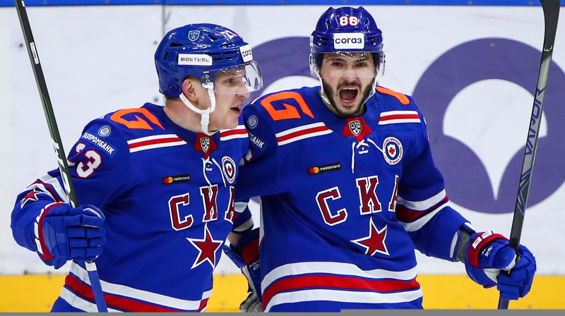 Sanktpēterburgas SKA hokejisti svin vārtu guvumu. Foto: Peter Kovalev/TASS/Scanpix