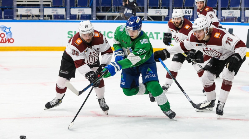 Cīņa par ripu Ufas "Salavat Yulaev" un Rīgas "Dinamo" spēlē. Foto: Salavat Yulaev