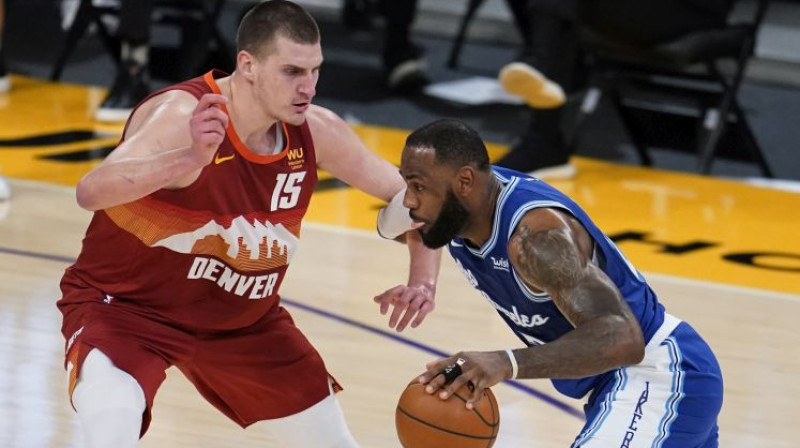 Lebrons Džeimss pret Nikola Jokiču. Foto: AP/Scanpix