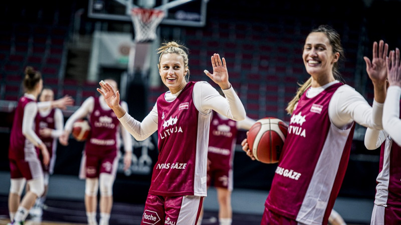 Kitija Laksa un Karlīne Pilābere. Foto: Basket.lv